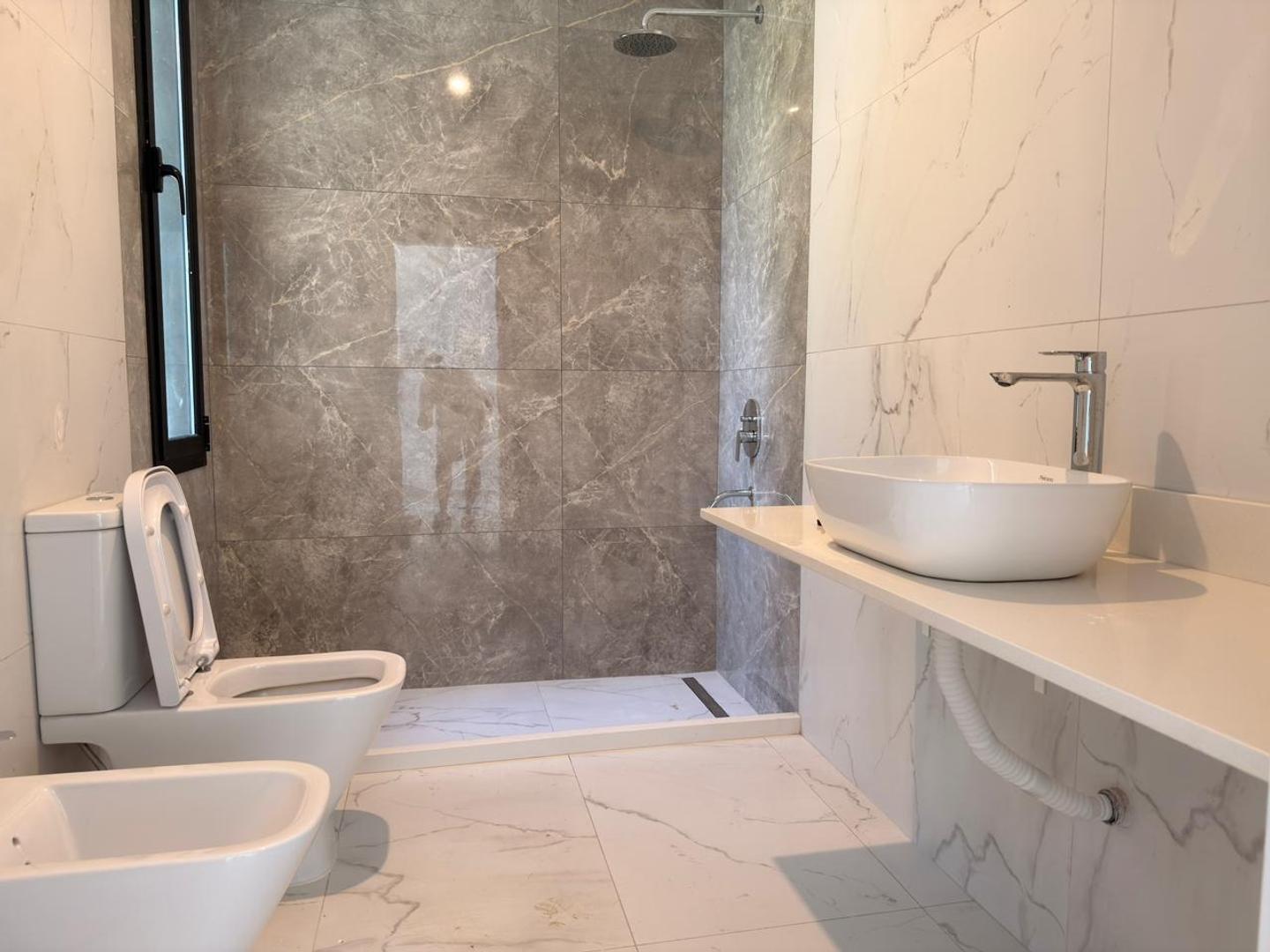 Casa en Venta con 4 cocheras