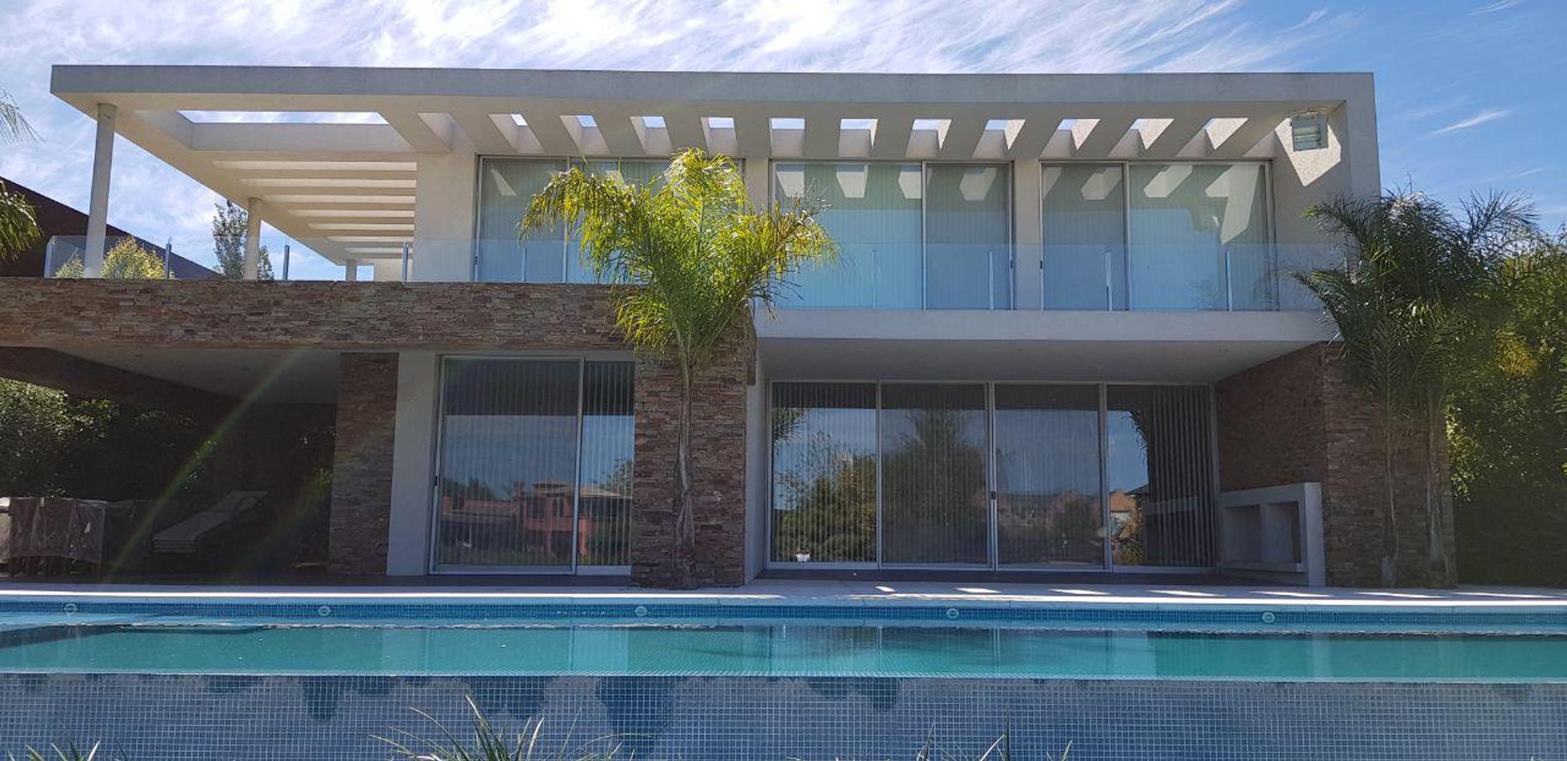 Casa en Venta con 2 cocheras