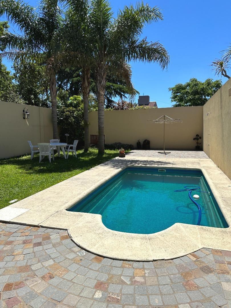 Casa 3 dormitorios con parque y pileta - Lomas de Zamora