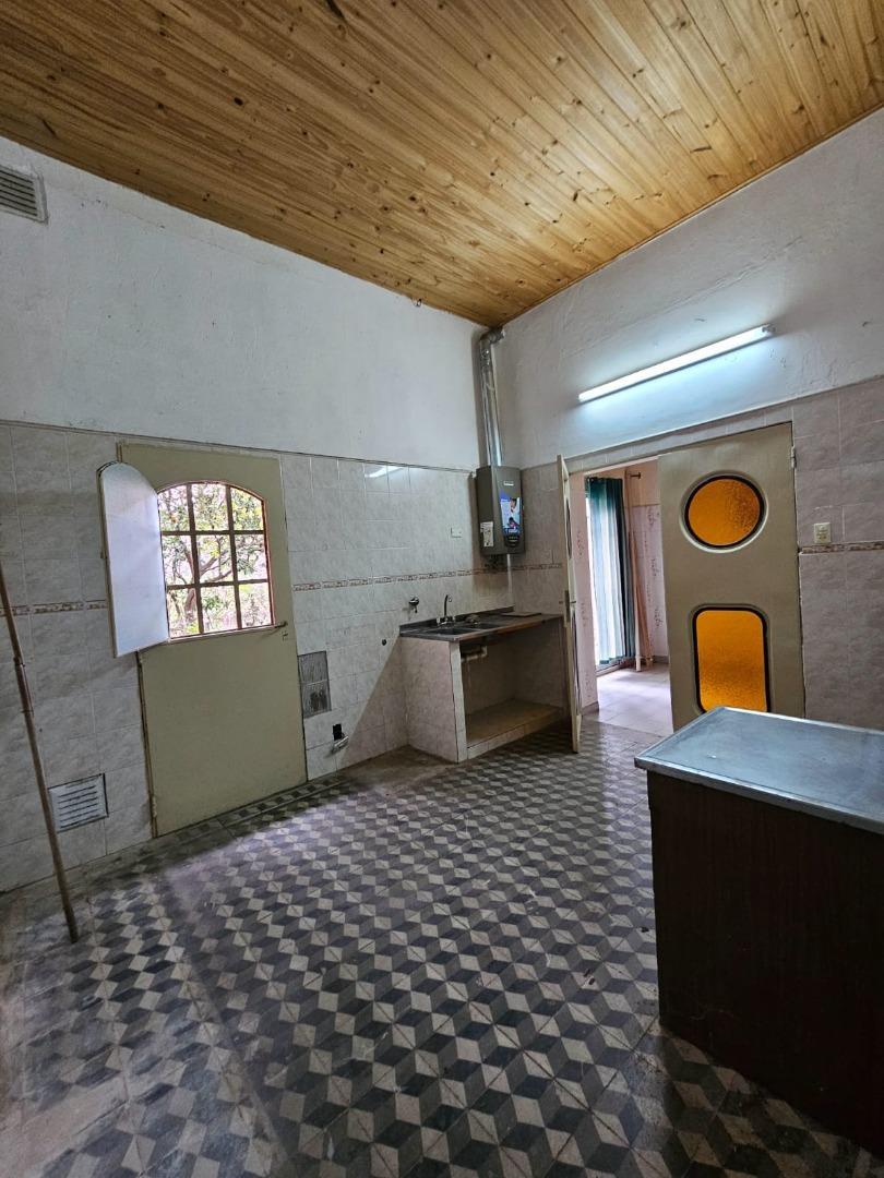 AMPLIA CASA EN VENTA IDEAL PARA REFORMAR