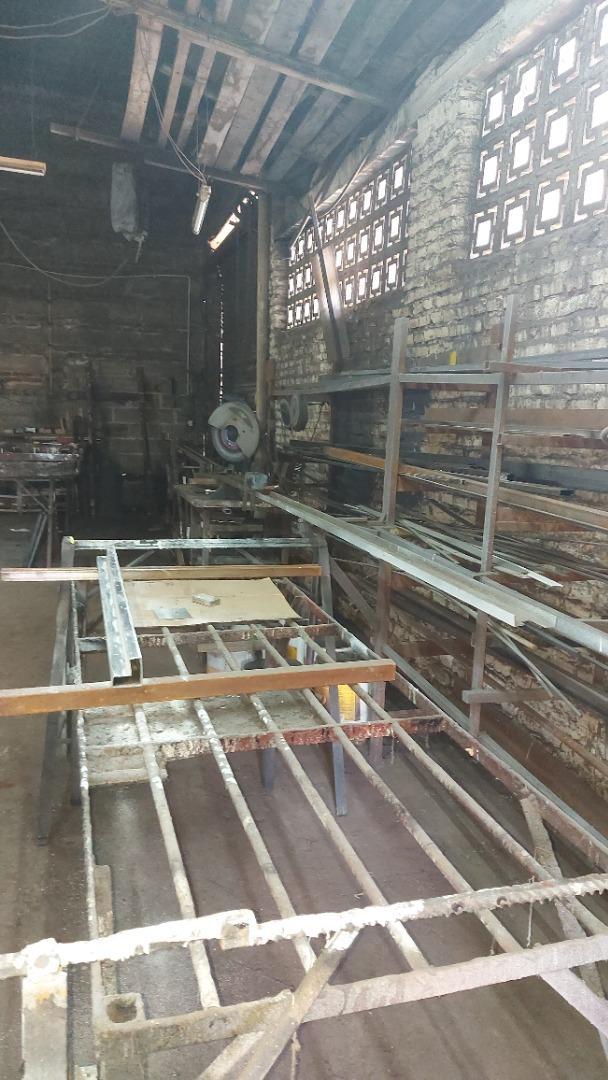 Galpón en esquina - Caseros