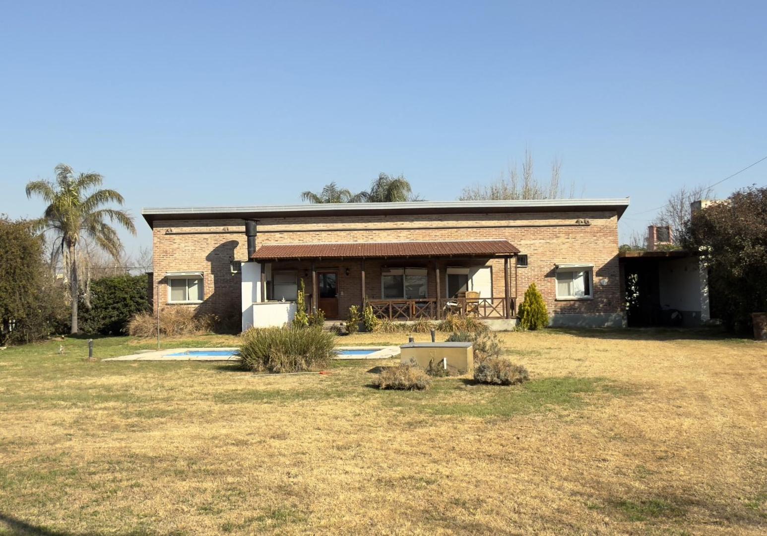 Casa en venta 2 dormitorios con pileta en Funes