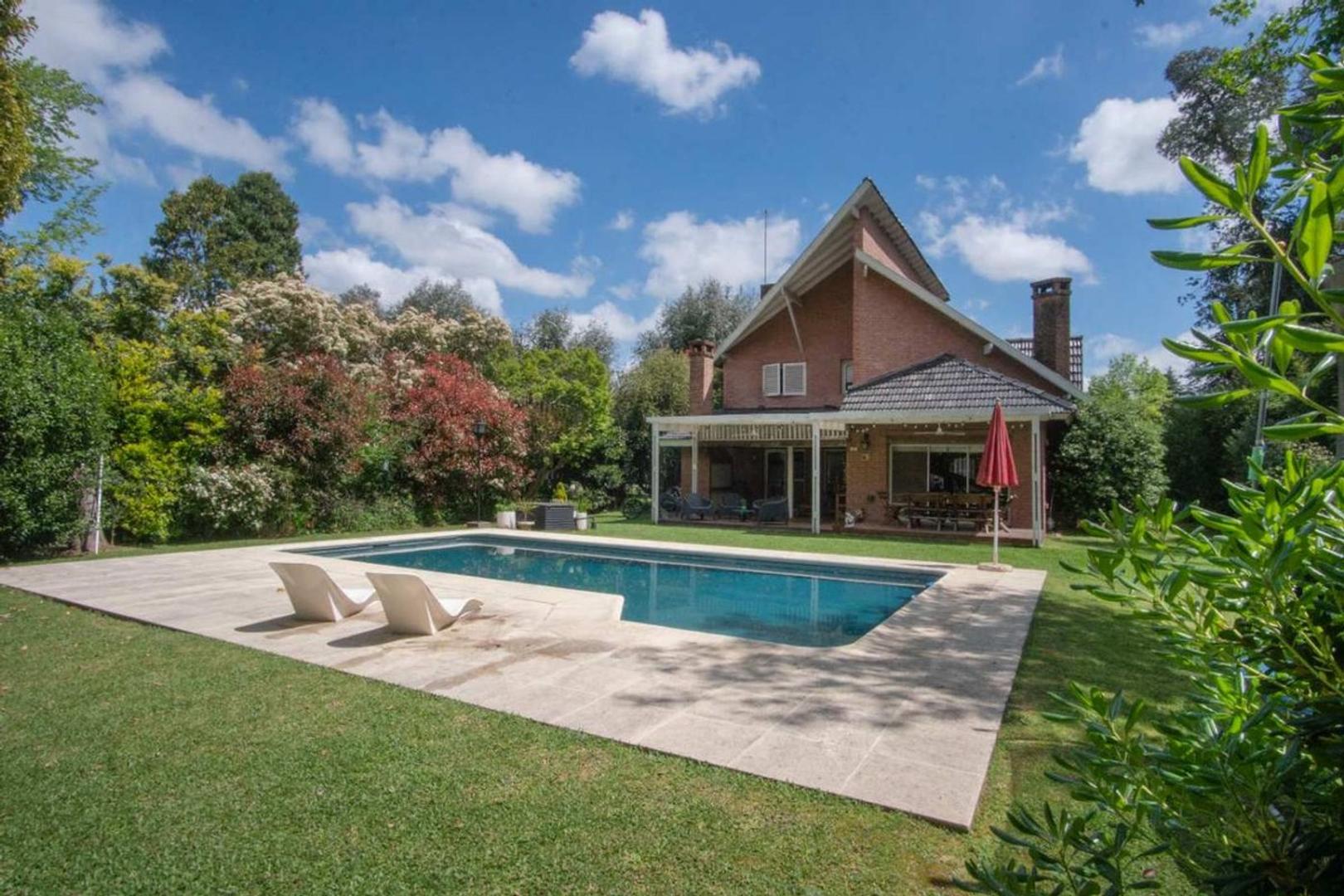 Casa 4 ambientes , pileta y gran parque