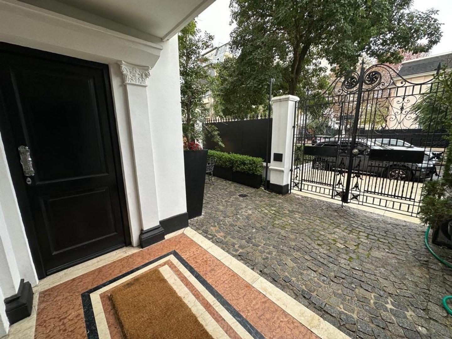 Casa 5 ambientes con 8 baños