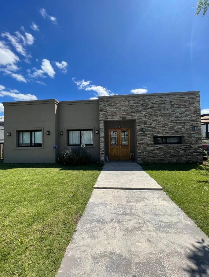 Moderna, amplia, hermosa casa en Santa Lucía, Pilar Del Este