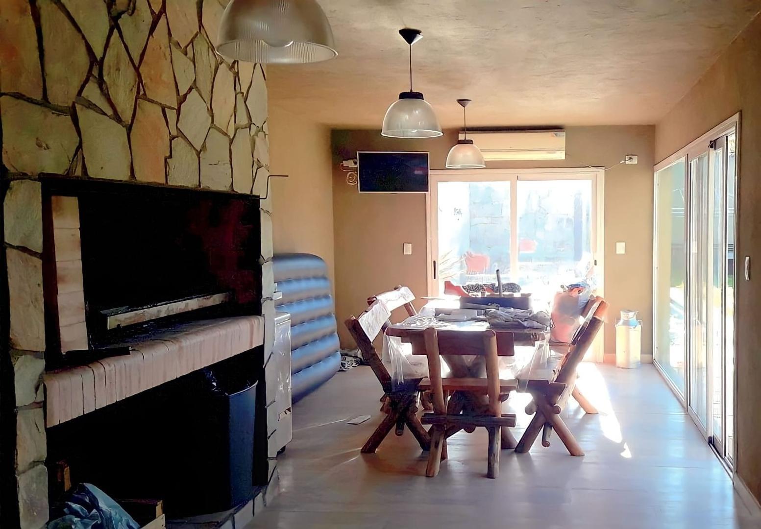 VENTA - CASA 4 AMBIENTES C/PILETA - TAPIALES