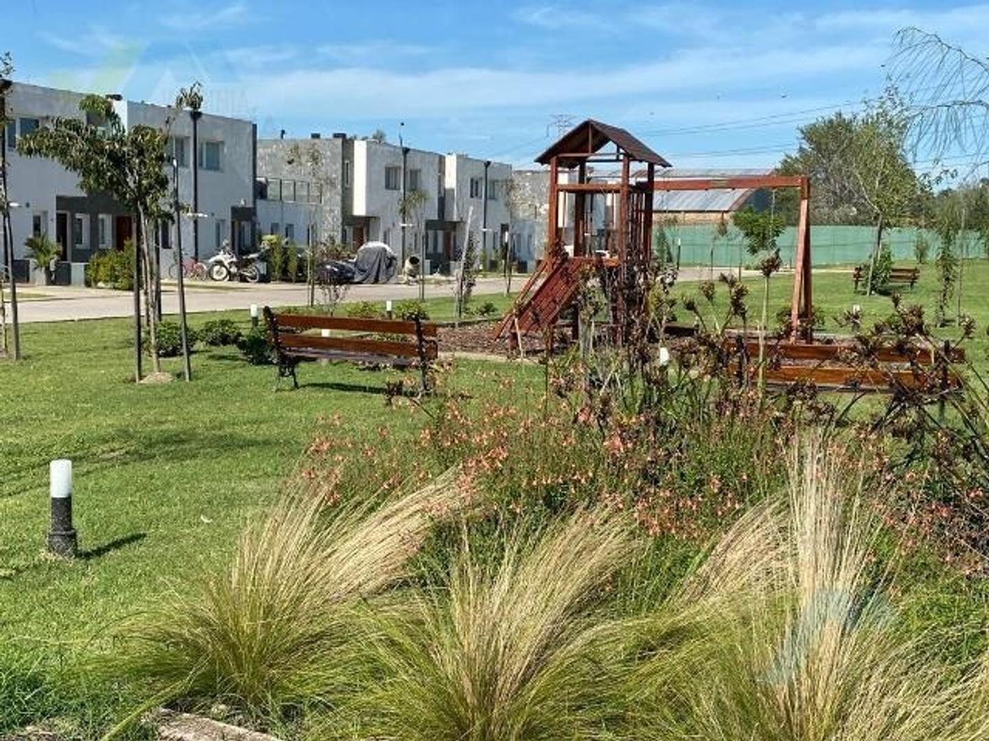 HERMOSA Y CONFORTABLE CASA EN,VENTA, SPRINGPARK, PILAR