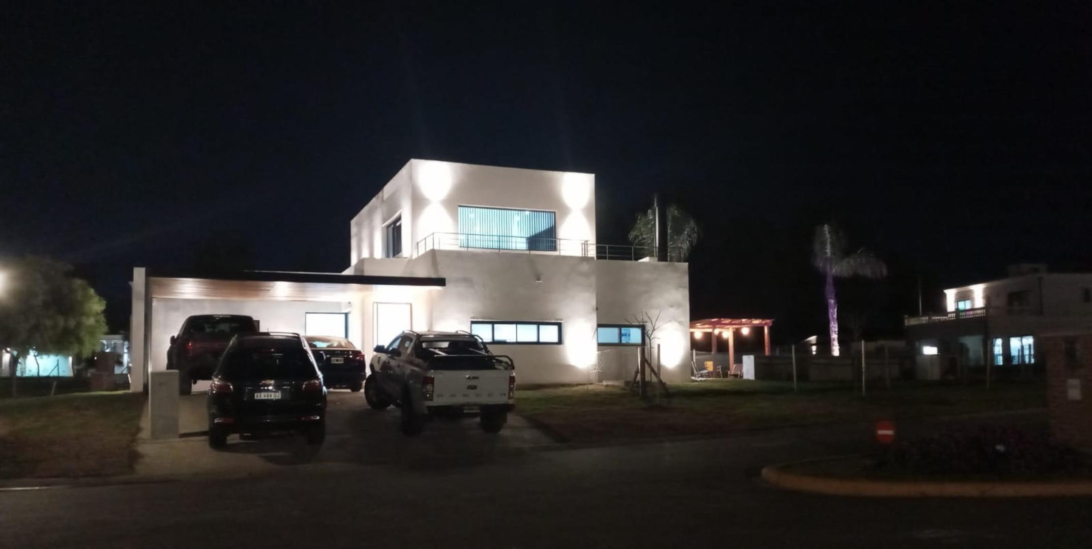 Casa en Alquiler con 6 cocheras