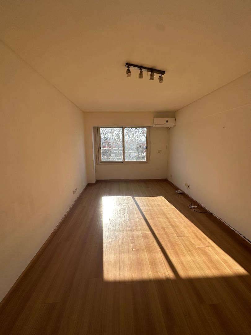 Monoambiente al frente sobre Av. Libertador muy luminoso