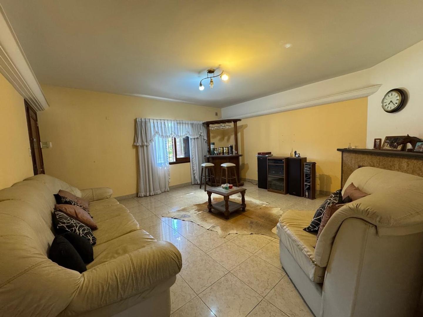 Casa en Venta con 3 cocheras