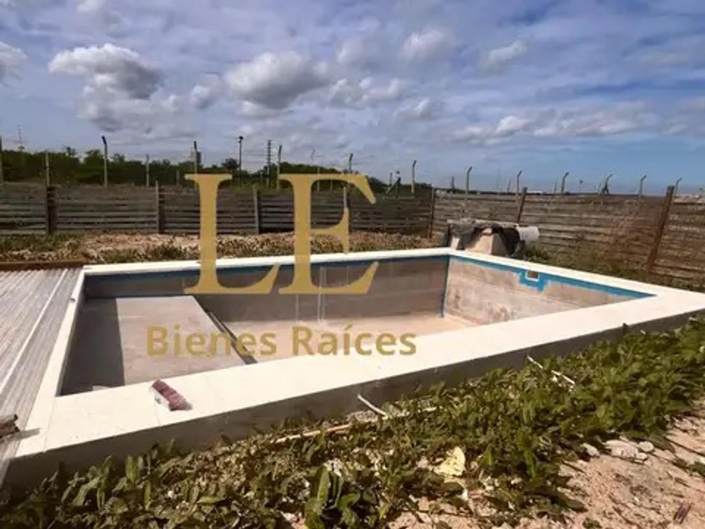 Casa en Alquiler con 4 cocheras