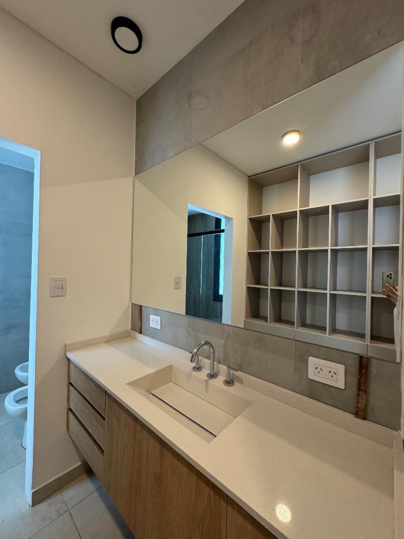 Casa en Alquiler con 6 cocheras