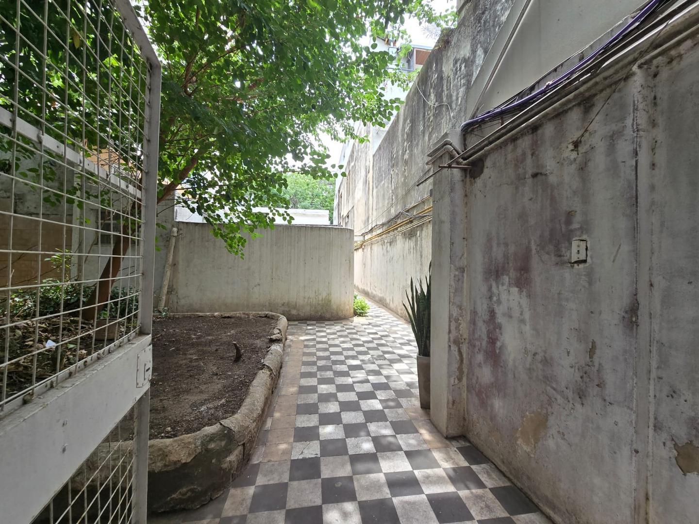 Juana Azurduy 2400, Piso PB