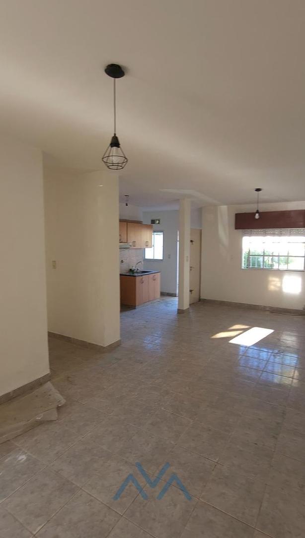 Casa en Alquiler con 2 cocheras