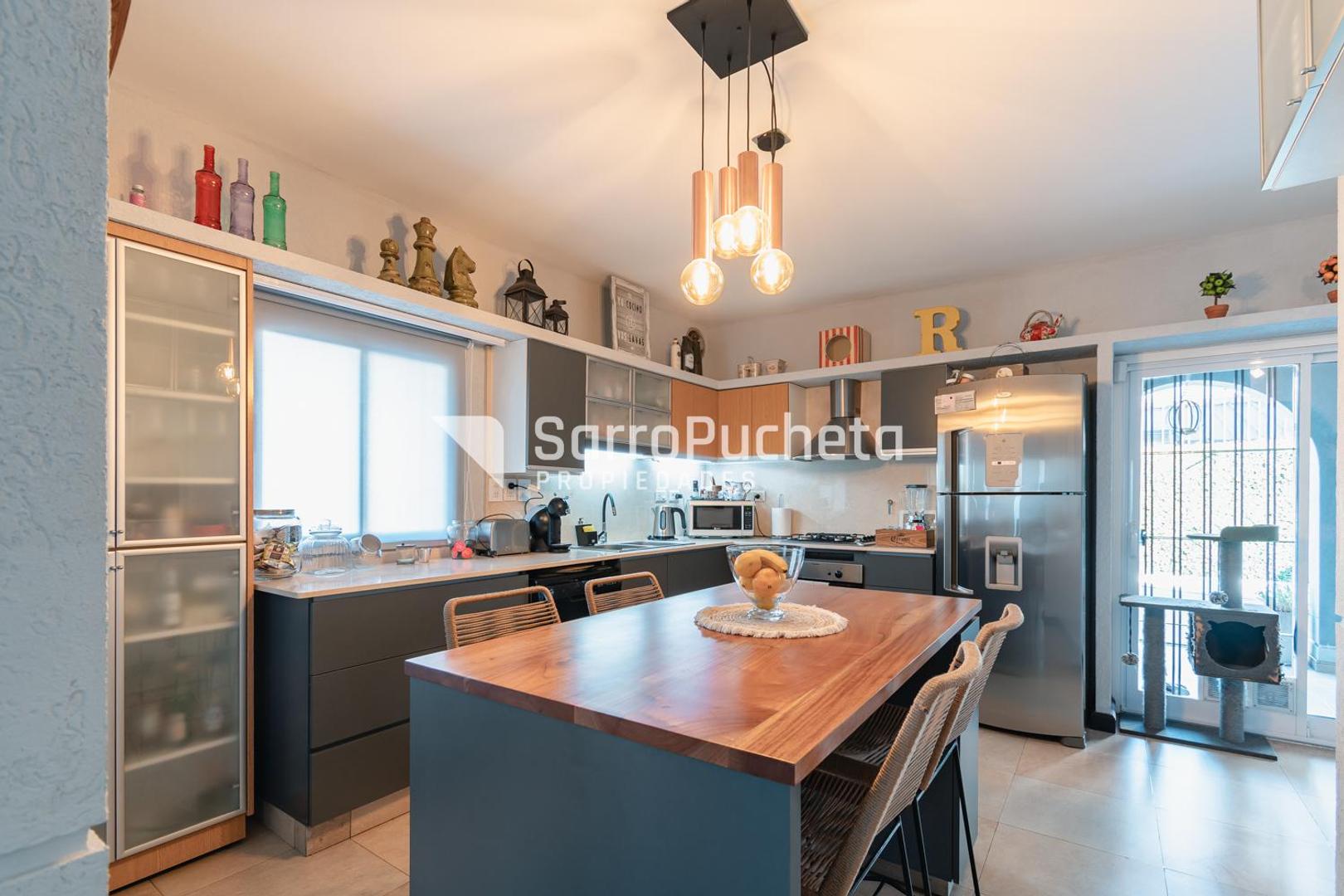 Casa en Venta con 2 cocheras