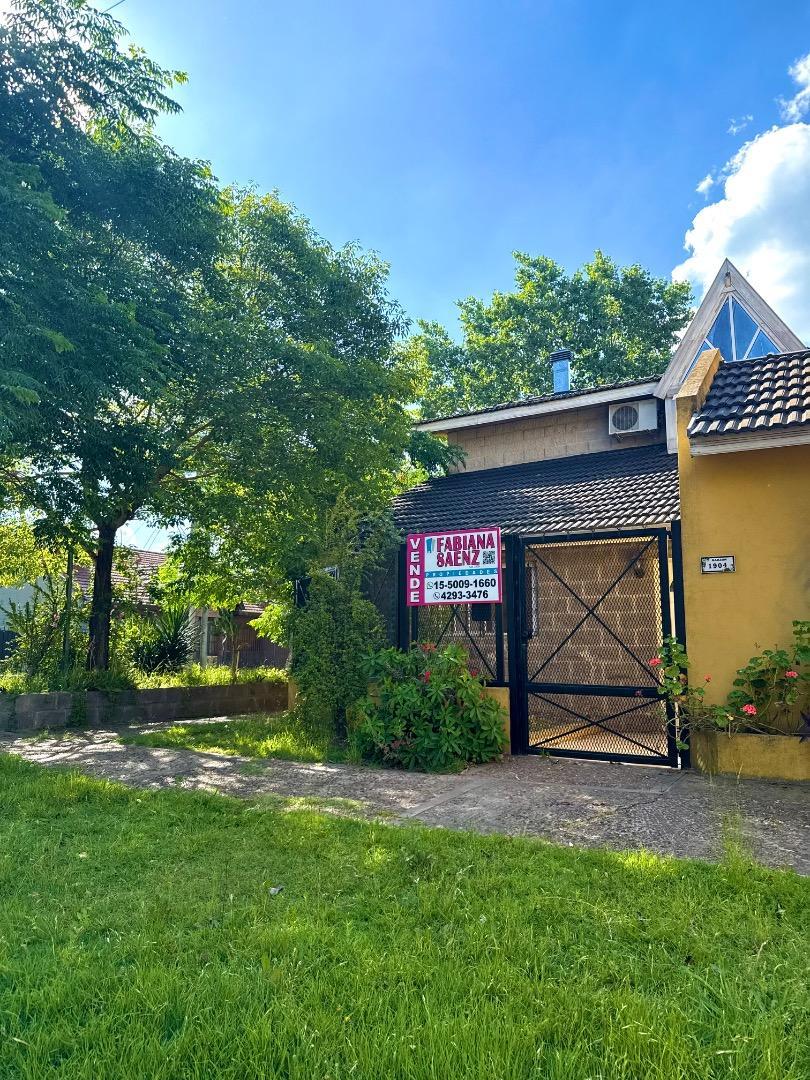 Casa 4 ambientes con 2 baños