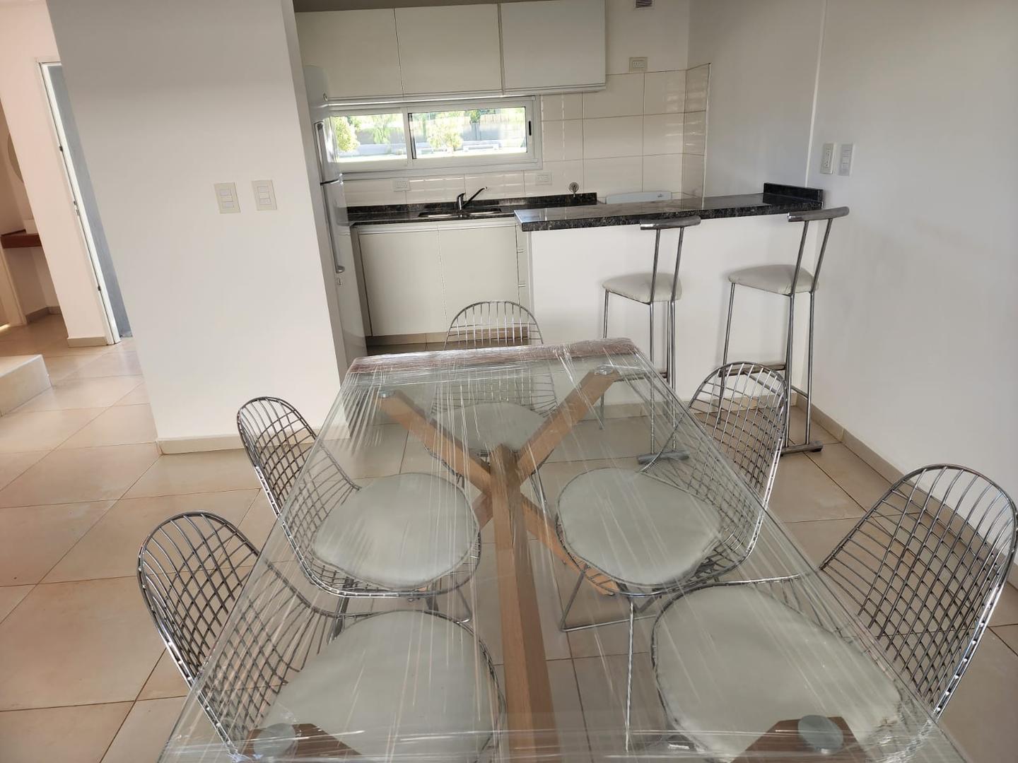 Casa 4 ambientes con 3 baños