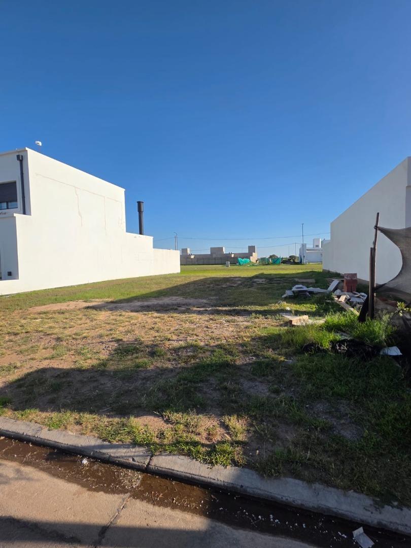 VENTA LOTE 301m2 APTO DUPLEX QUEBRADAS MANANTIALES