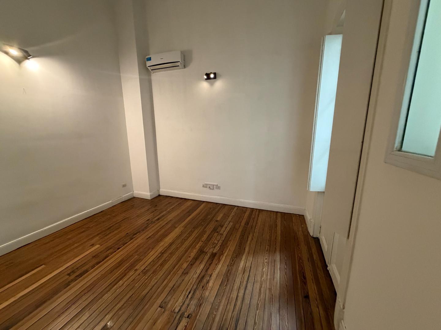 Av Caseros 400, Piso 1