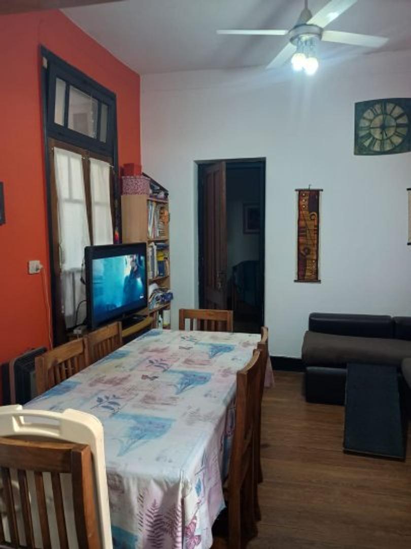 CASA DE PASILLO DE DOS DORMITORIOS, EN BARRIO ABASTO.