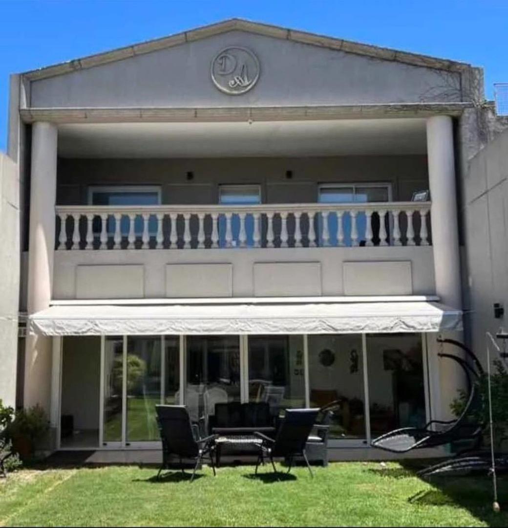 VENTA CASA AVELLANEDA 6 AMBIENTES PARQUE PILETA