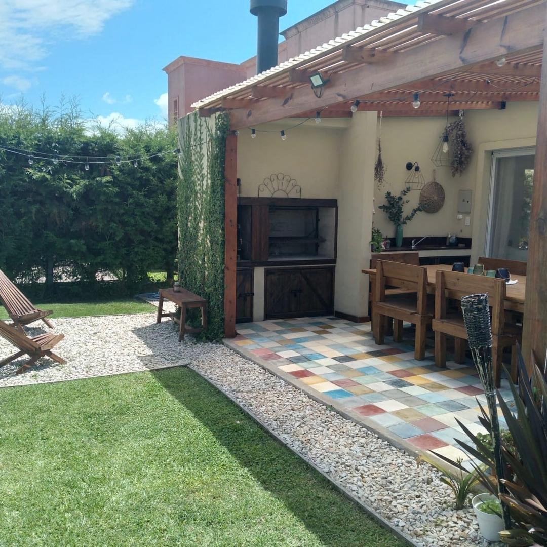 Casa 4 ambientes con 2 baños