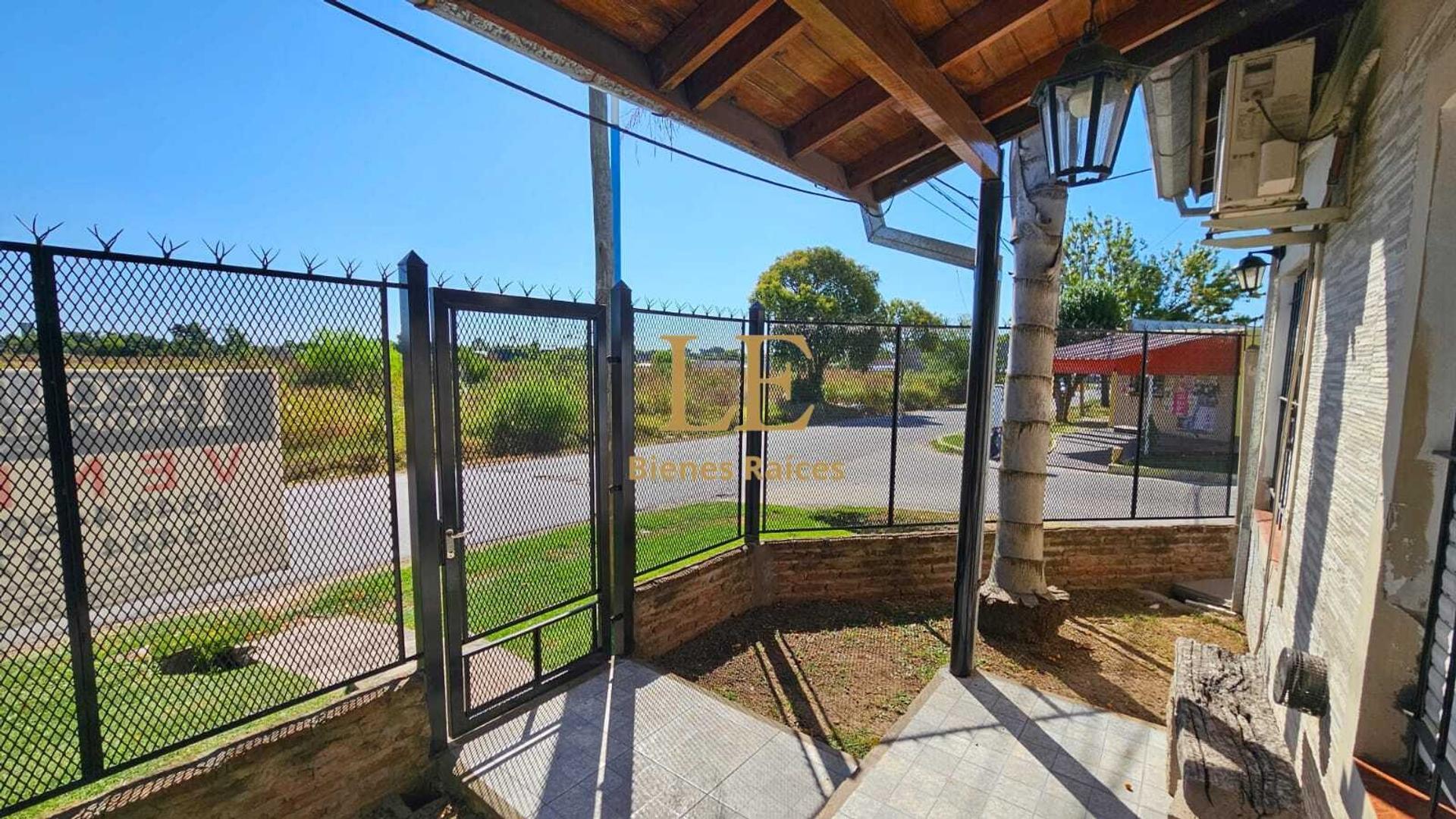 Casa en Alquiler con 2 cocheras