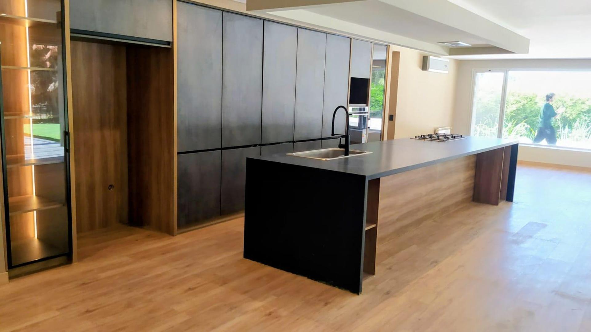 Casa 6 ambientes con 4 baños