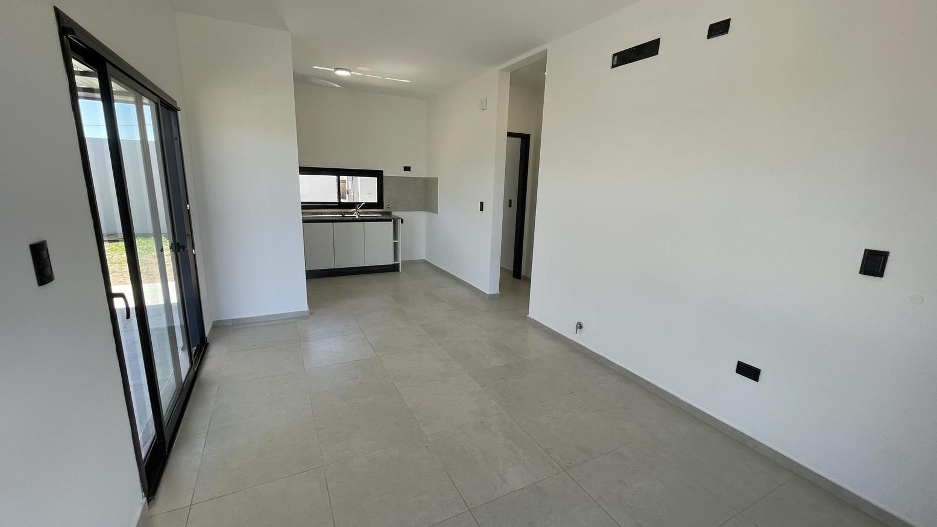 Casa Duplex Venta 2 dormitorios 1 baño patio cohera seguridad 24 hs