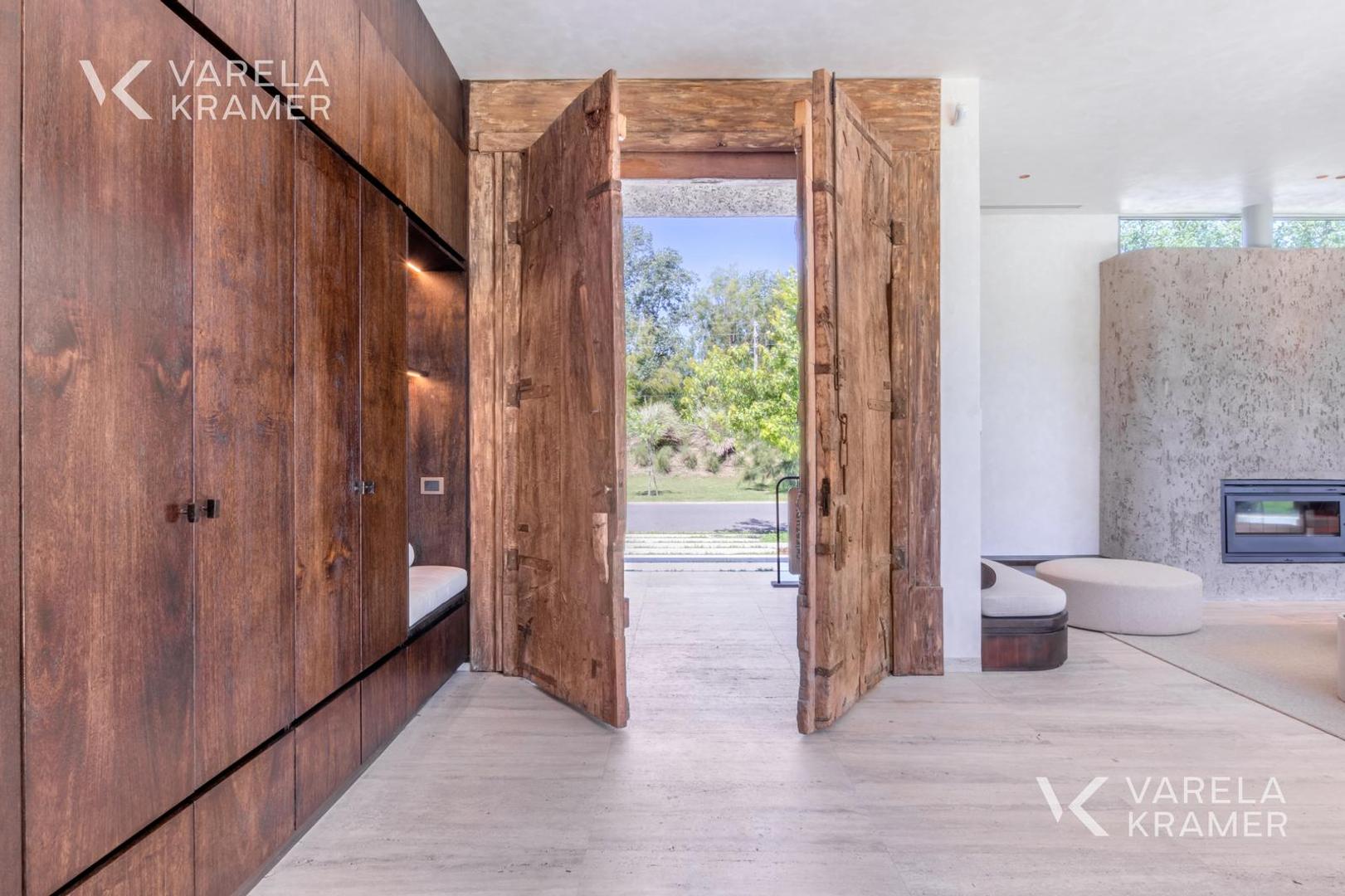 Casa en Venta con 4 cocheras