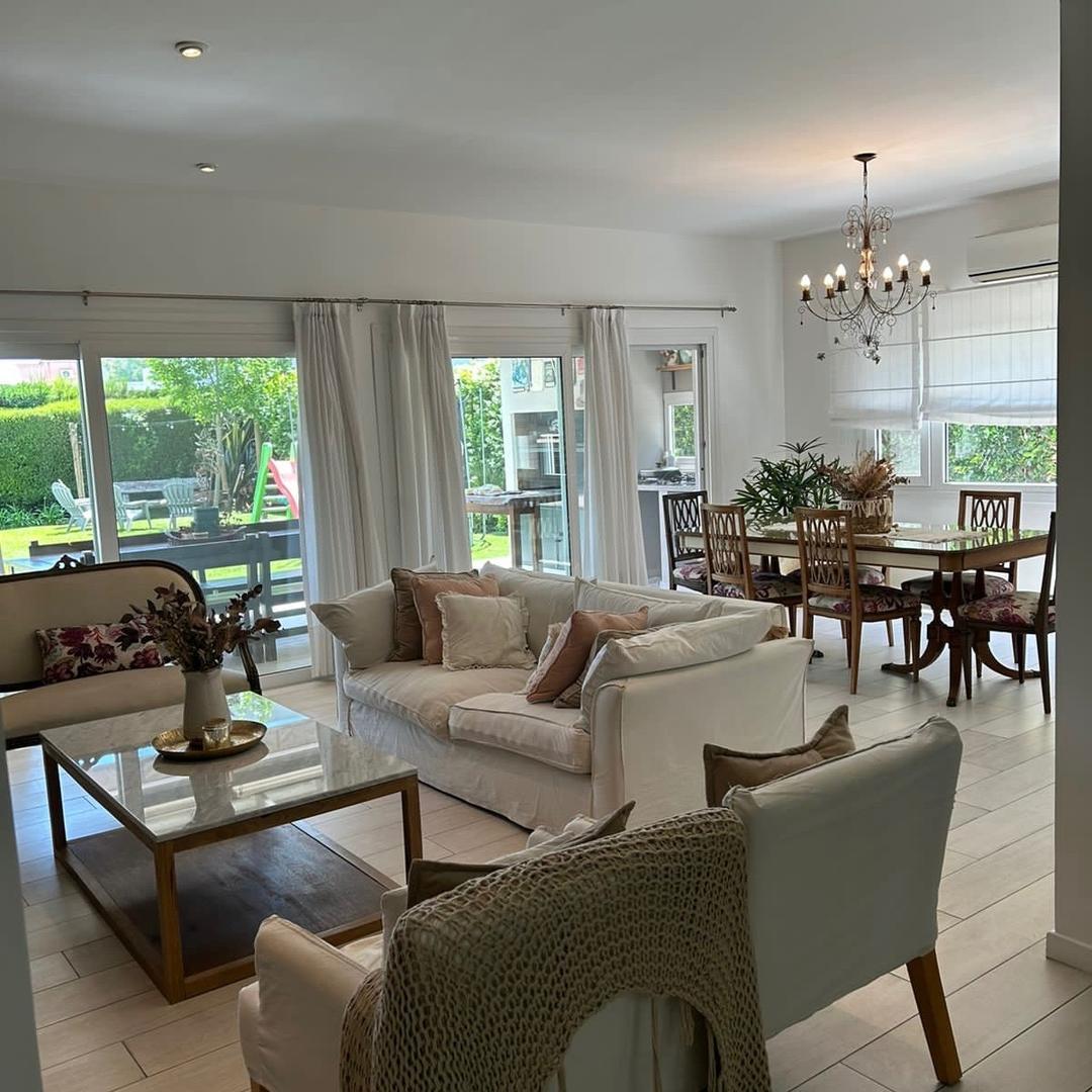 Casa 4 ambientes con 3 baños