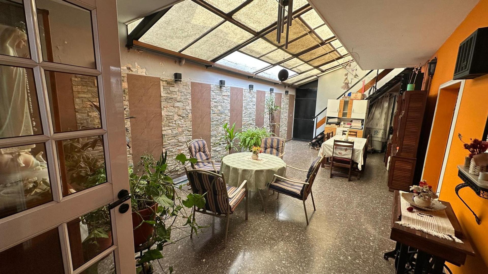 Casa 5 ambientes con 3 baños