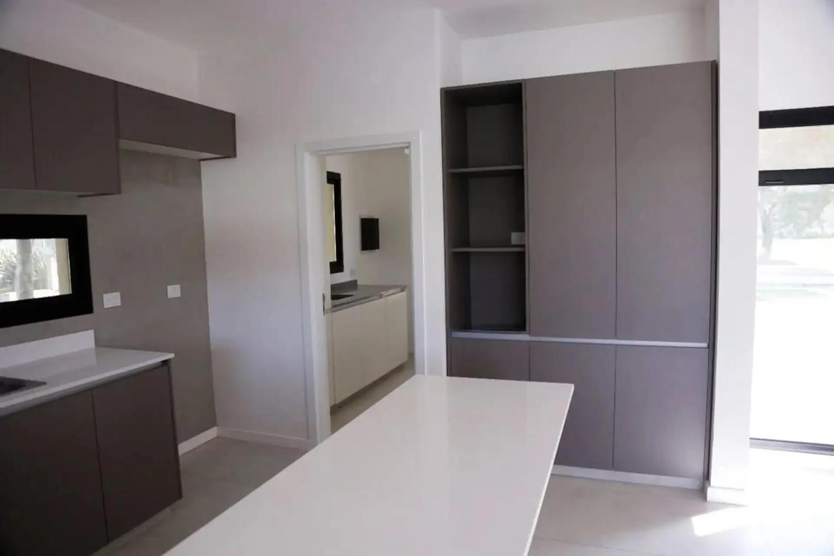 Casa 4 ambientes con 3 baños