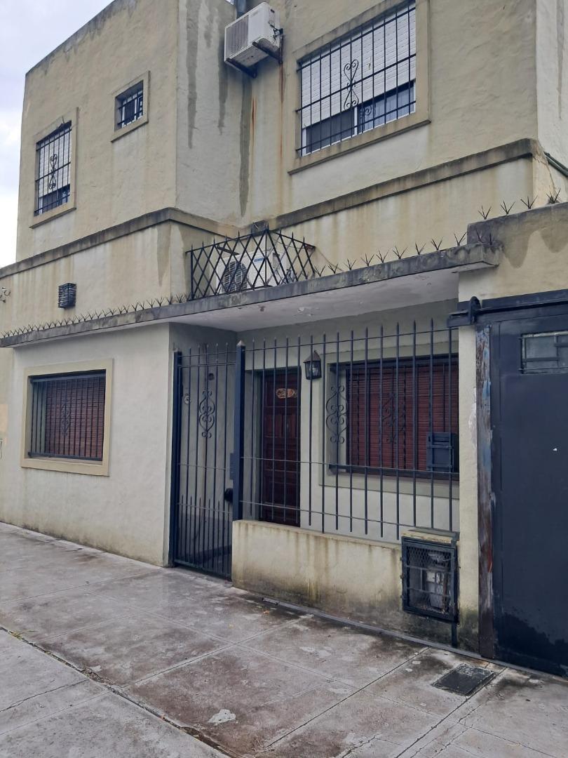 CASA  CON DEPARTAMENTO DE 2 AMB EN PLANTA ALTA Y FDO 