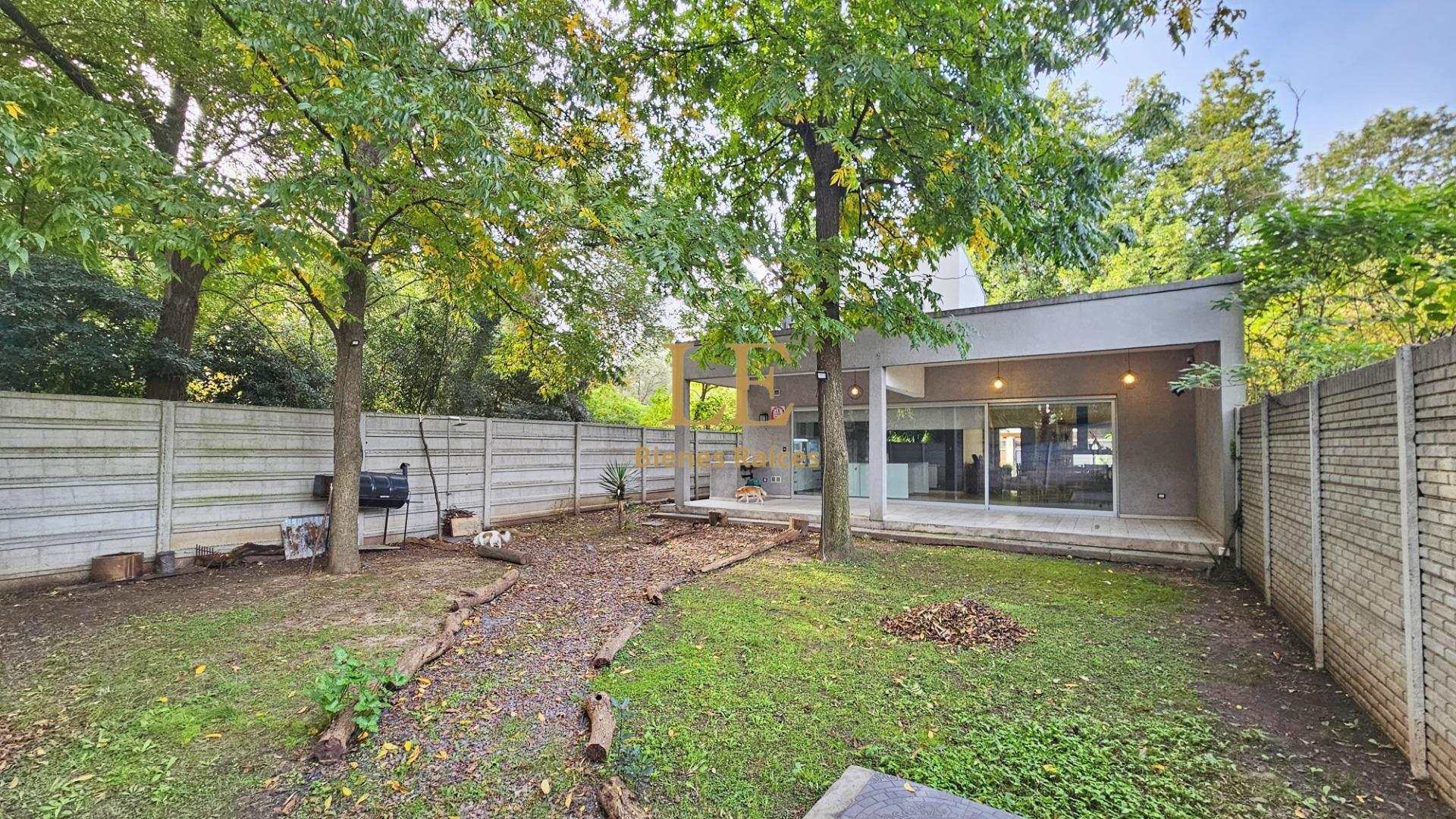 Casa en Venta con 3 cocheras