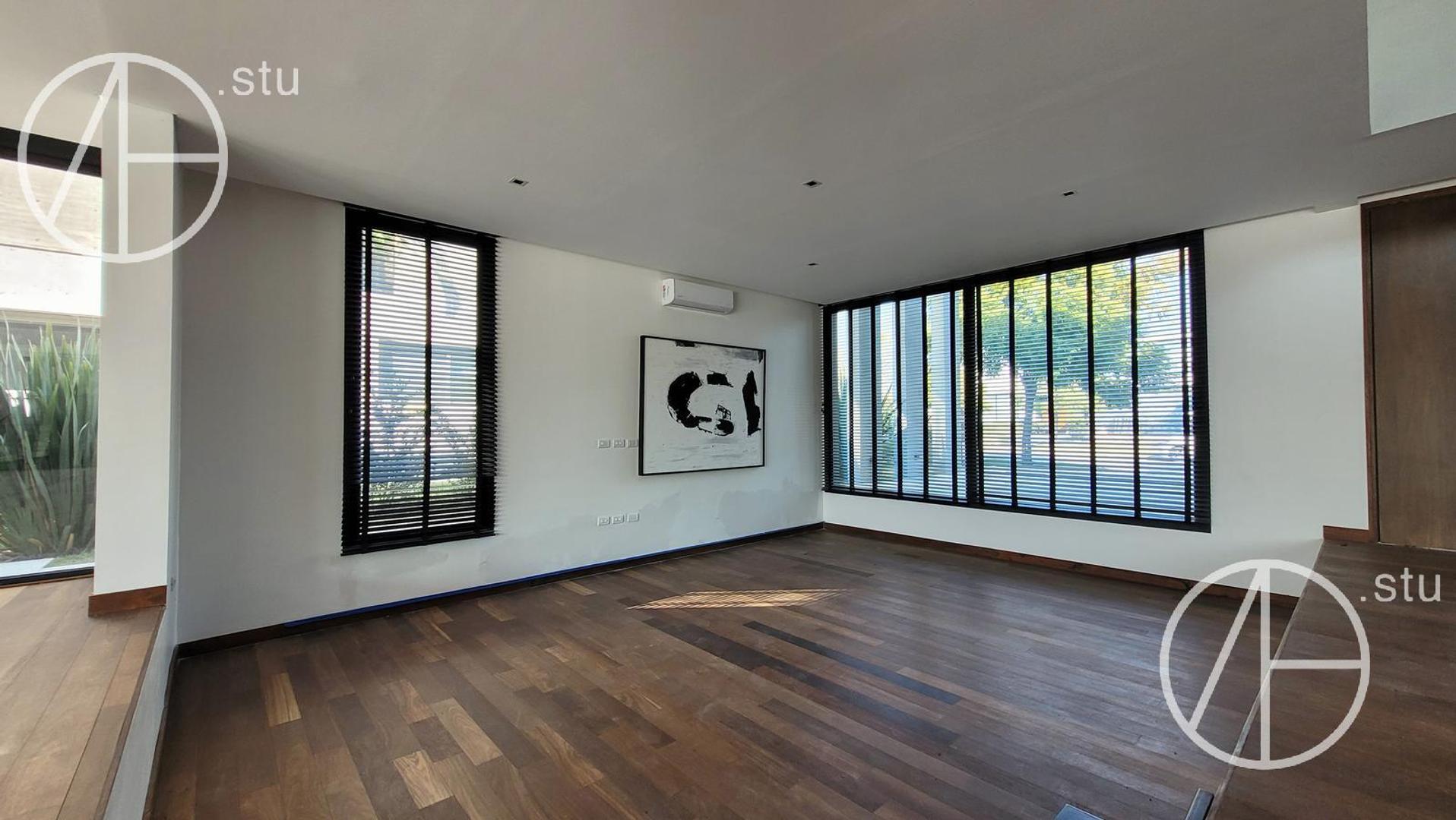 Casa 8 ambientes con 6 baños