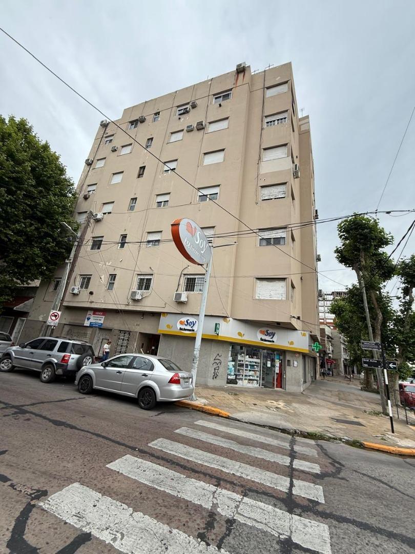 AMPLIO Y LUMINO 3 AMBIENTES SOBRE AV. MITRE AL FTE. 75 m2