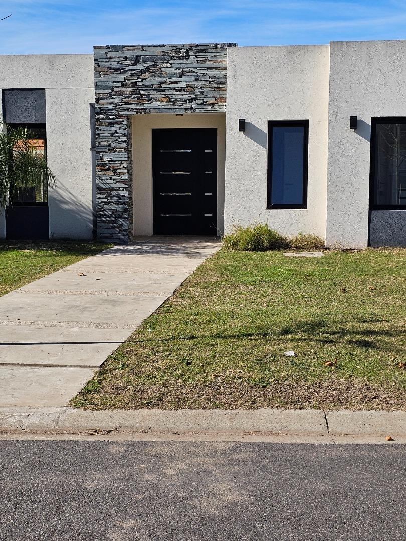 Casa 4 ambientes con 4 baños