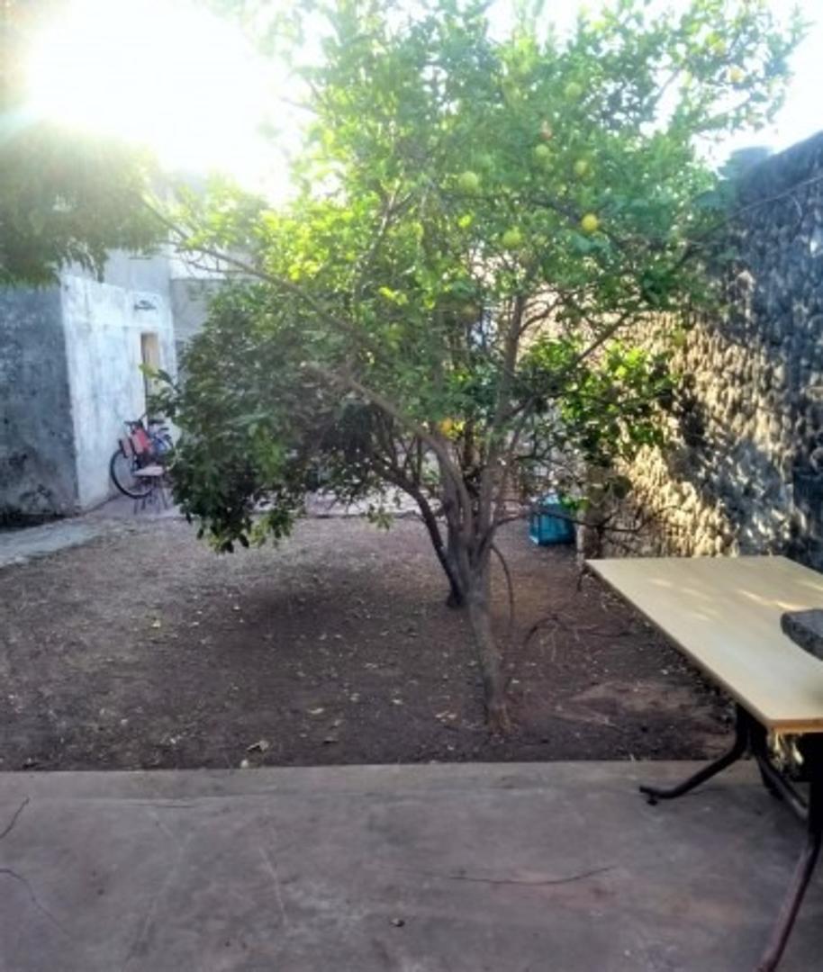 Italia 3700, Dos dormitorios, local, amplio terreno.