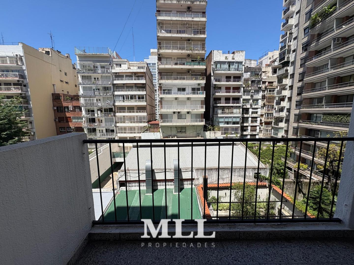 Av. Cerviño  al 3900 y Lafinur. 3 ambientes, contrafrente super luminoso!