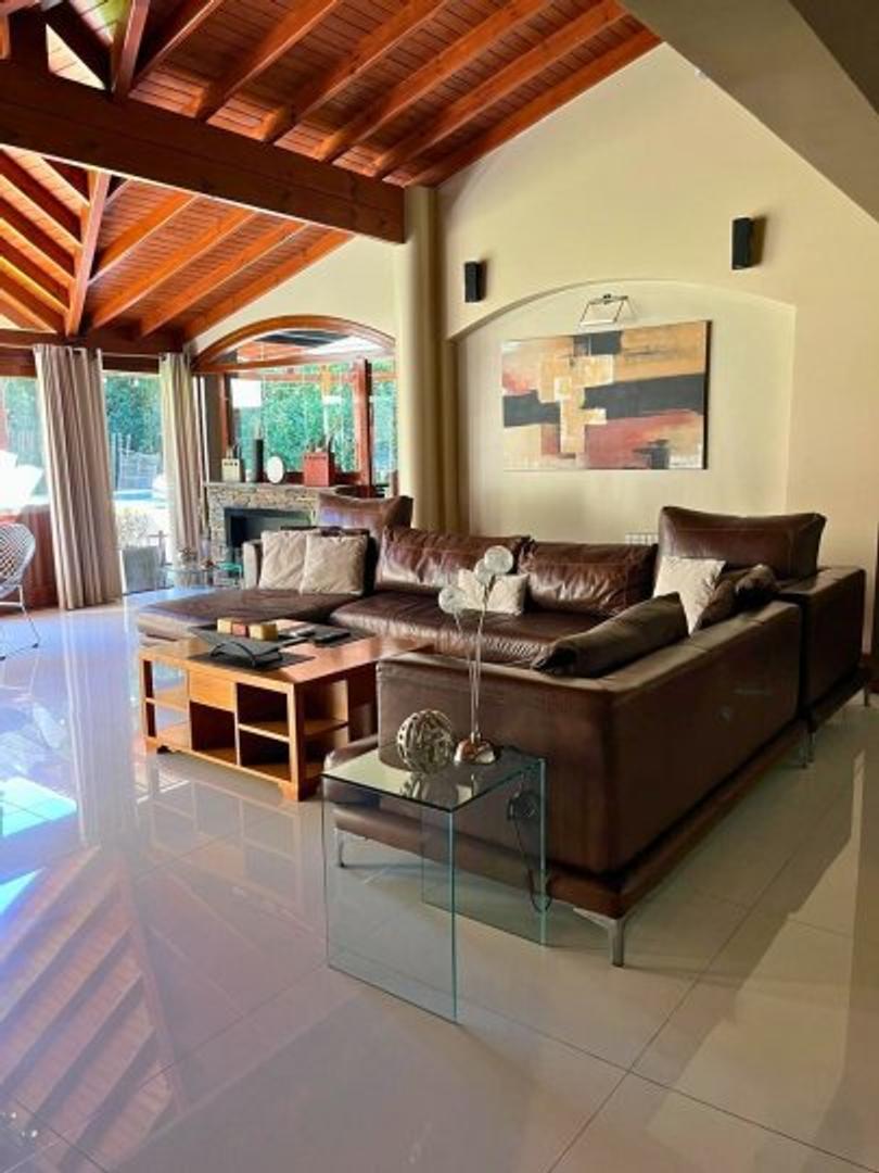 Casa en Venta con 2 cocheras