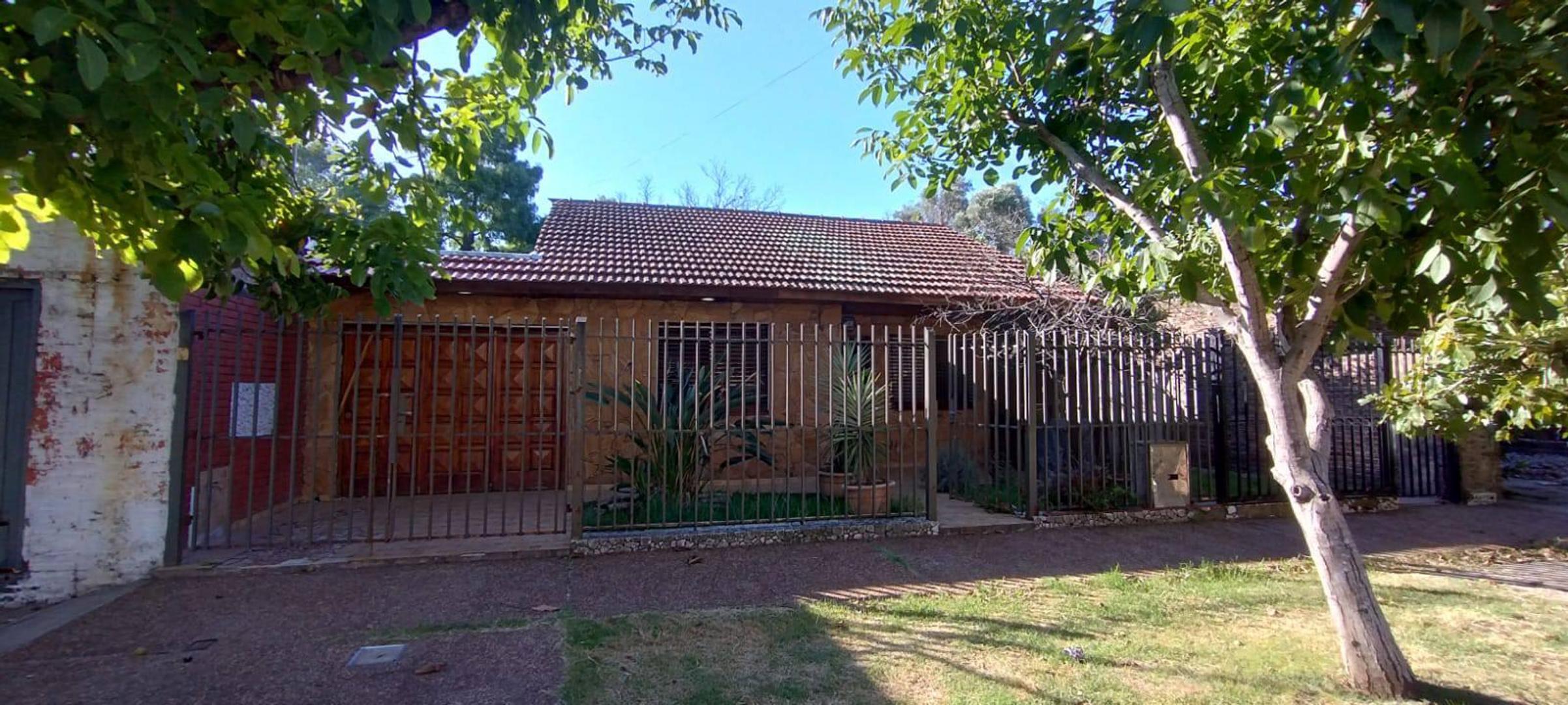 Vende Casa en  3 Ambientes