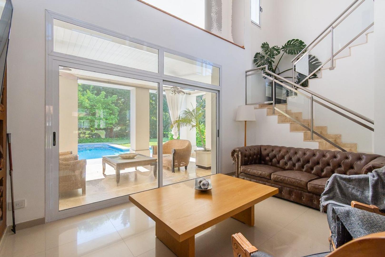 Casa en Venta con 3 cocheras