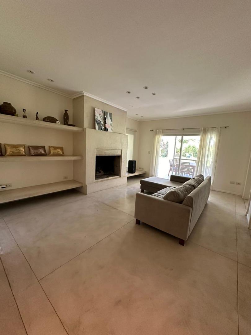 Casa 4 ambientes con 3 baños