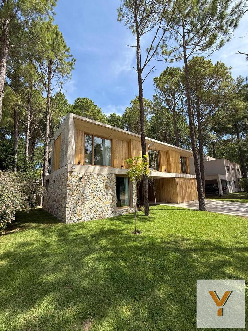 Casa en venta - 4 Dormitorios 3 Baños - 1.100Mts2 - Pinamar