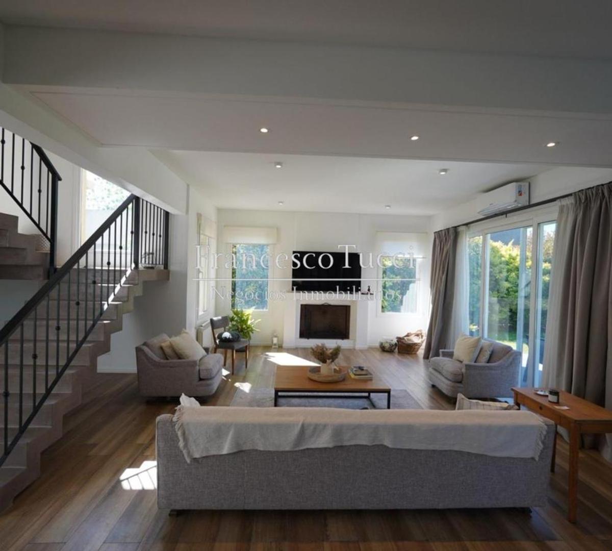 Casa en Venta con 2 cocheras