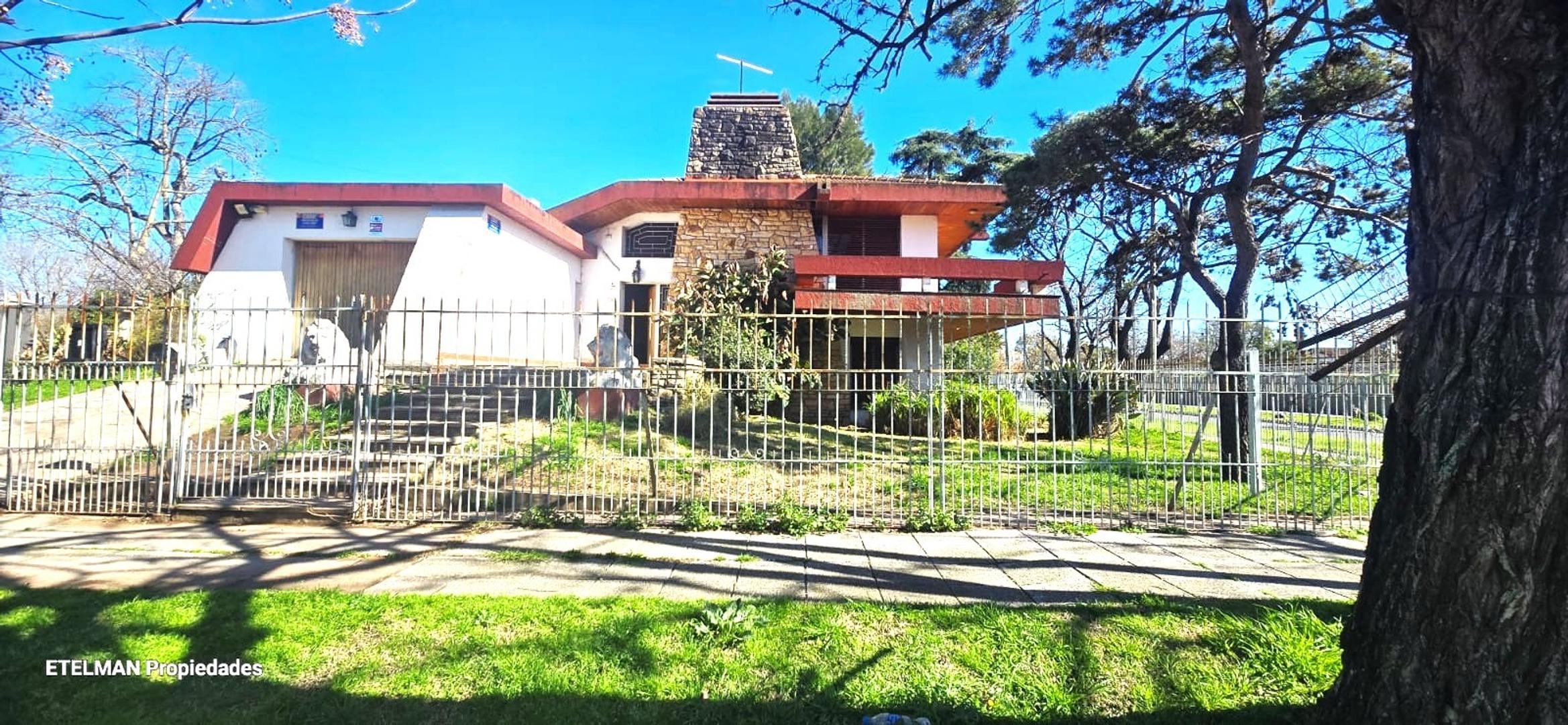 Casa en Venta con 3 cocheras
