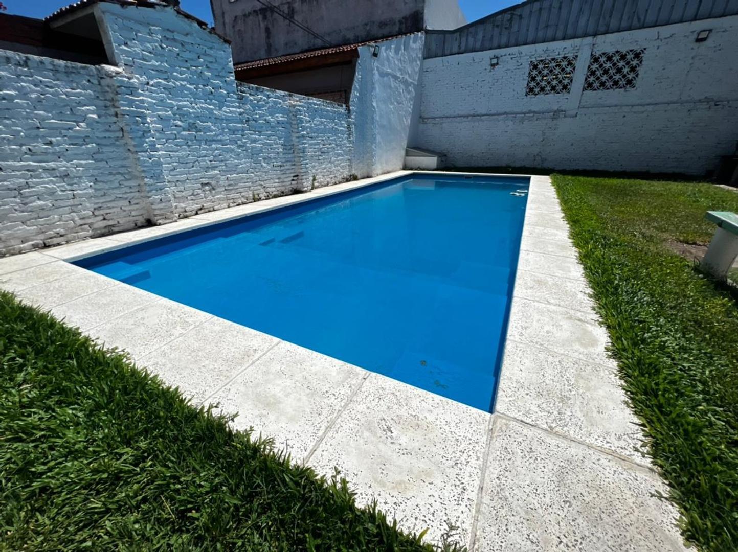 CASA 4 AMB CON FONDO LIBRE Y PILETA - PERMUTA - APTO CREDITO