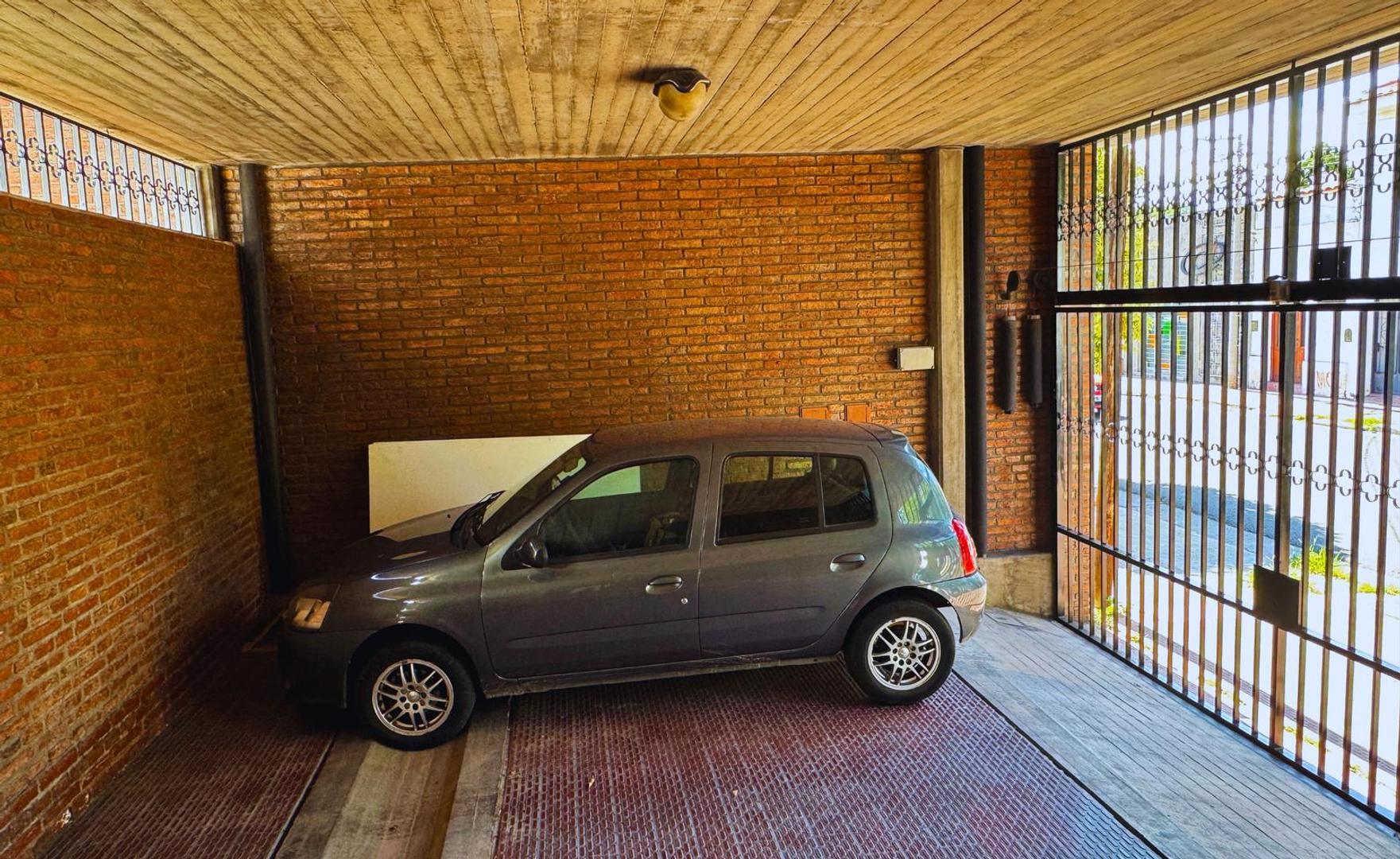Casa en Alquiler con 2 cocheras
