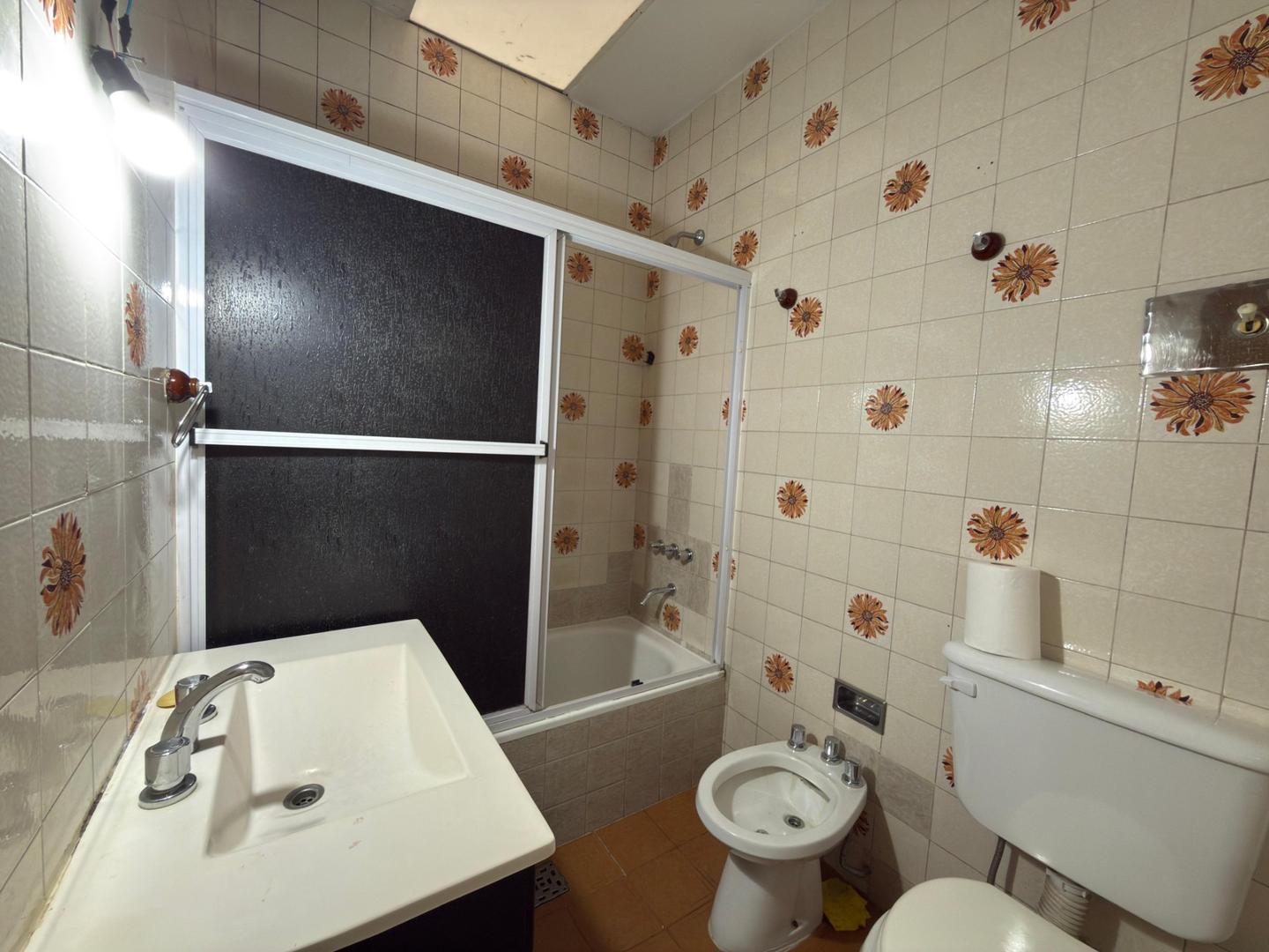 Chalet en Lote Propio con Jardín, Piscina y Quincho